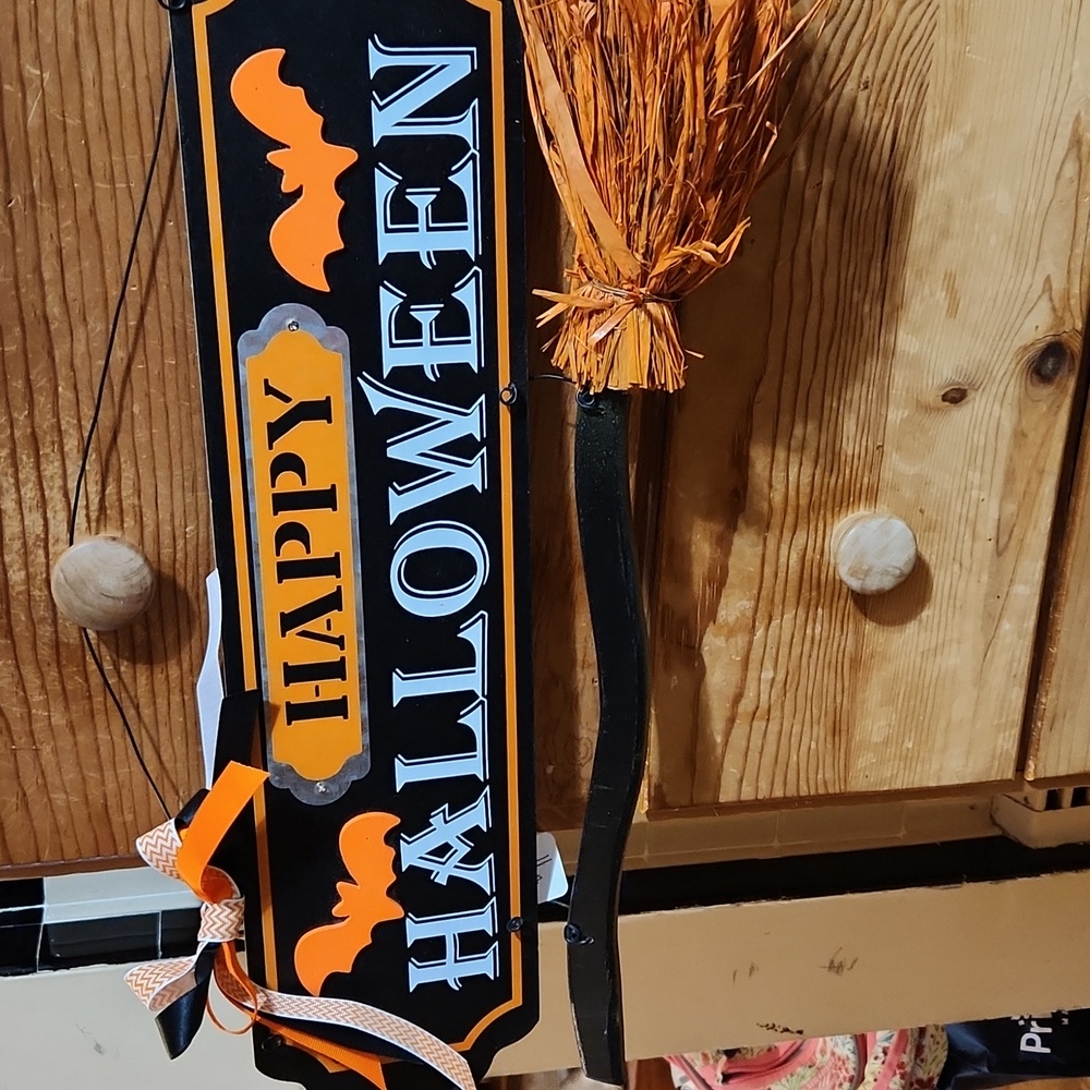 ADORABLE HALLOWEEN  SIGN.